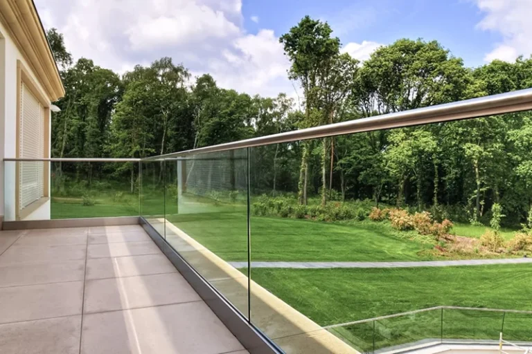 Base-shoe systems railings for decks